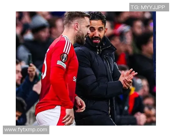 镜头捕捉:欧联赛场小动作引发热议 镜头捕捉:欧联赛场小动作引发热议