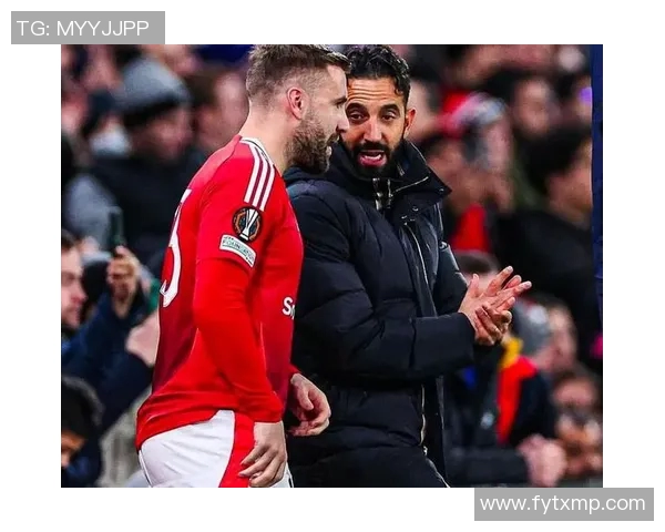 镜头捕捉：欧联赛场小动作引发热议