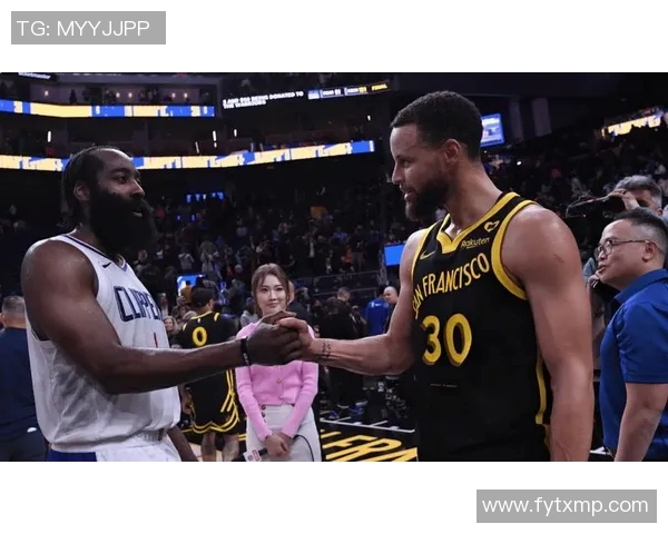 库里与主帅场边激烈争论矛盾升级引发球队内部氛围震荡